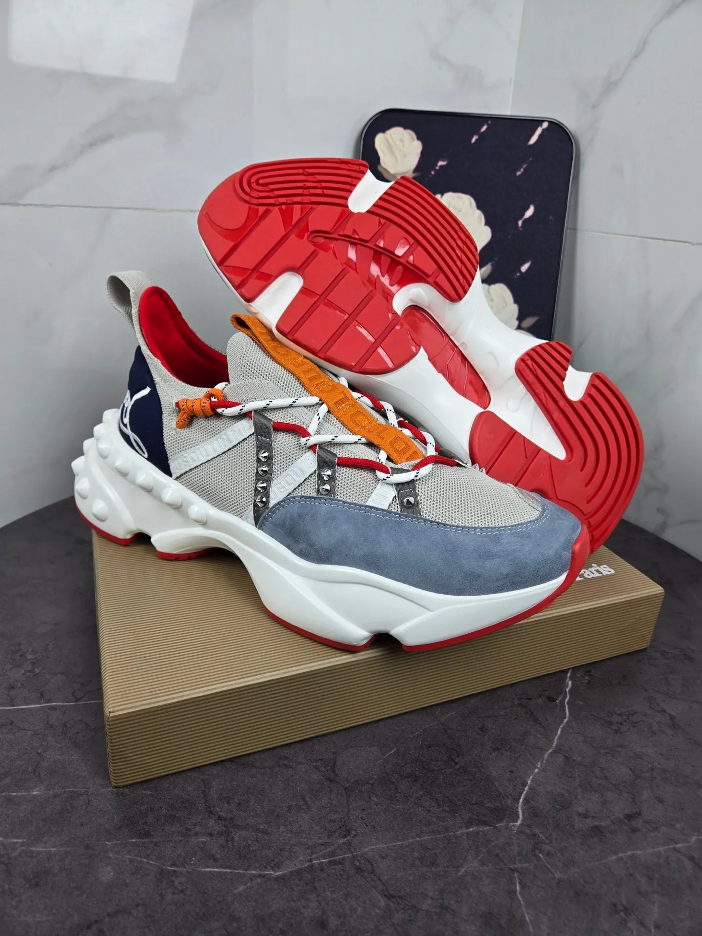 💰¥680 Original item from trendy brand Chri*stian loubou*tin, the latest series of CL red-soled shoes for casual couples. The upper is made of imported Lycra + high-density breathable fly weave, and the environmentally friendly high-elastic suction mold pad will never delaminate. The outsole is made of super non-slip and wear-resistant PU + vacuuming. Two-color combination Size: Female 35-43 Male 38-47 Comes with handbag, card, shoehorn" full package (Female 41 42 43 men 46 47 customized)